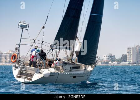 Yacht a vela completa a durante la regata Foto Stock