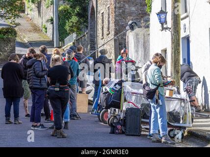 La troupe cinematografica riprende una scena su Irish Street al di fuori della stazione di Garda. Foto Stock