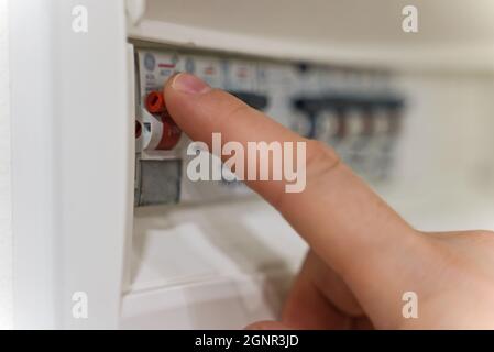 Interruttore manuale maschio sulla scheda fusibili. Foto Stock