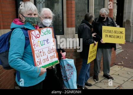 Beverley, Regno Unito. 27 Sep 2021. I manifestanti arrabbiati si riuniscono al di fuori degli uffici del consiglio dello Yorkshire sulla proposta di applicazione di pianificazione da parte di Rathlin Energy (UK) Ltd per la produzione di petrolio a lungo termine e sei nuovi pozzi a West Newton nella East Riding dello Yorkshire. Credit: Barry Anson/Alamy Live News Foto Stock