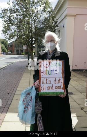 Beverley, Regno Unito. 27 Sep 2021. I manifestanti arrabbiati si riuniscono al di fuori degli uffici del consiglio dello Yorkshire sulla proposta di applicazione di pianificazione da parte di Rathlin Energy (UK) Ltd per la produzione di petrolio a lungo termine e sei nuovi pozzi a West Newton nella East Riding dello Yorkshire. Credit: Barry Anson/Alamy Live News Foto Stock