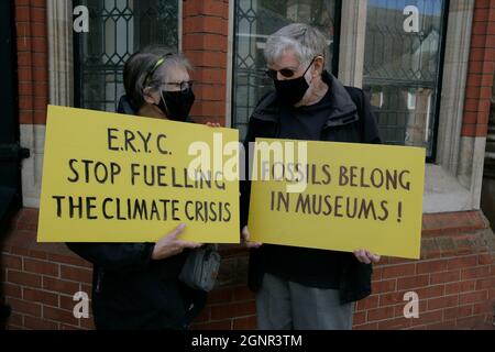 Beverley, Regno Unito. 27 Sep 2021. I manifestanti arrabbiati si riuniscono al di fuori degli uffici del consiglio dello Yorkshire sulla proposta di applicazione di pianificazione da parte di Rathlin Energy (UK) Ltd per la produzione di petrolio a lungo termine e sei nuovi pozzi a West Newton nella East Riding dello Yorkshire. Credit: Barry Anson/Alamy Live News Foto Stock