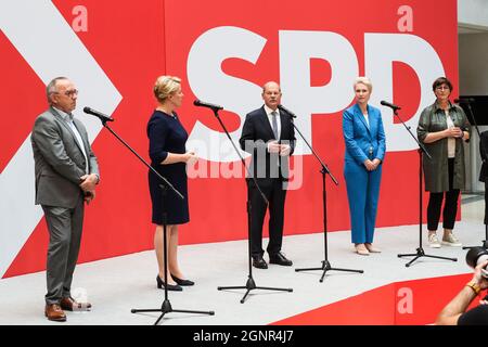 (210927) -- BERLINO, 27 settembre 2021 (Xinhua) -- leader del Partito socialdemocratico tedesco (SPD) Norbert Walter-Borjans, candidato del sindaco di Berlino Franziska Giffey, cancelliere cadidate OLAF Scholz, candidato del Presidente del Ministro Meclemburgo-Pomerania occidentale Manuela Schwesig e capo del SPD Saskia-Esken (L) Partecipate a una conferenza stampa presso la sede della SPD a Berlino, in Germania, il 27 settembre 2021. L'OLAF Scholz, candidato del Cancelliere tedesco del Partito socialdemocratico (SPD) di centro-sinistra, ha detto in questa sede lunedì che avrebbe cercato di formare una cosiddetta coalizione a "semaforo" w Foto Stock