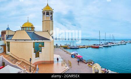 Panorama del porto di Odessa con la Chiesa di San Nicola e gli yacht e le barche, ormeggiate al cantiere, Odessa, Ucraina Foto Stock