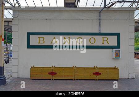 BANGOR, GWYNEDD.WALES. 06-26-21. La stazione ferroviaria, targa nome del periodo sugli edifici della stazione. Foto Stock