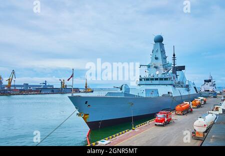 ODESSA, UCRAINA - 18 giugno 2021: La nave da guerra NATO con bandiera britannica è ormeggiata nel porto marittimo di Odessa, il 18 giugno a Odessa Foto Stock