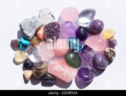 Gemme di vari colori. Geode ametista, quarzo rosa, agato, apatite, aventurina, olivina, turchese, acquamarina, cristallo di roccia su sfondo bianco Foto Stock