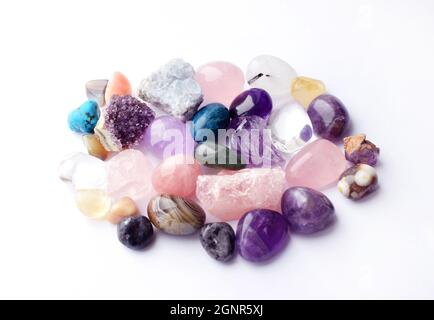 Gemme di vari colori. Geode ametista, quarzo rosa, agato, apatite, aventurina, olivina, turchese, acquamarina, cristallo di roccia su sfondo bianco Foto Stock