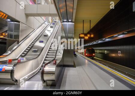 27 settembre 2021. Treno della metropolitana presso la Battersea Power Station, un nuovo ramo della rete metropolitana della Northern Line London dalla stazione di Kennington Foto Stock