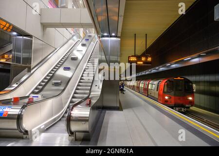 27 settembre 2021. Treno della metropolitana presso la Battersea Power Station, un nuovo ramo della rete metropolitana della Northern Line London dalla stazione di Kennington Foto Stock