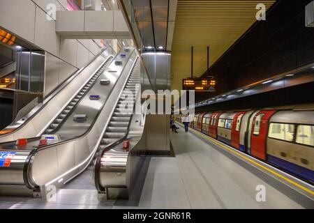 27 settembre 2021. Treno della metropolitana presso la Battersea Power Station, un nuovo ramo della rete metropolitana della Northern Line London dalla stazione di Kennington Foto Stock