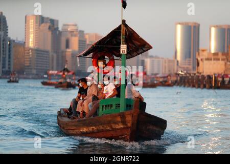 Idrotaxi barca chiamata abras sul Dubai Creek. Dubai. Emirati Arabi Uniti. Foto Stock