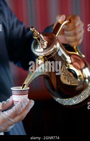 Caffè arabo tradizionale. Dubai. Emirati Arabi Uniti. Foto Stock