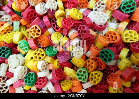 Mercato del suk. Macaroni secchi colorati. Dubai. Emirati Arabi Uniti. Foto Stock