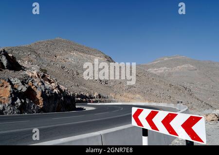 Desert Road a Jebel Jais Mountain. Emirati Arabi Uniti. Foto Stock