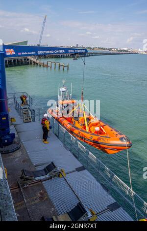 Il lifboat RNLI viene sollevato fino alla stazione di lifboat alla fine del molo di Southend a Southend on Sea, Essex, Regno Unito. Gru di un'imbarcazione Atlantic 85 B Class Foto Stock