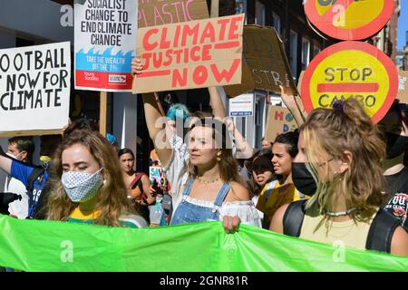 I manifestanti hanno cartelloni che esprimono la loro opinione durante lo sciopero Globale sul clima a Londra, Regno Unito Foto Stock