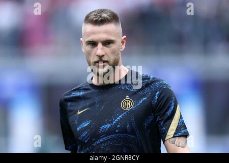 Milano Skriniar del FC Internazionale durante il riscaldamento prima della Serie A match tra FC Internazionale e Atalanta BC allo Stadio Giuseppe Meazza . Foto Stock