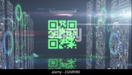 Scanner di codici QR con elementi neon contro lo schermo dei collegamenti a microprocessore Foto Stock