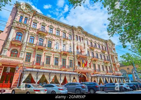 ODESSA, UCRAINA - 18 GIUGNO 2021: L'Hotel Bristol (ex Krasnaya Hotel) con ristoranti al piano terra, bella modellatura e scultura murale Foto Stock