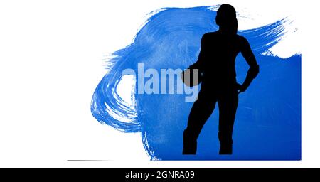 Silhouette del giocatore femminile di pallamano contro tratti di pennello blu su sfondo bianco Foto Stock