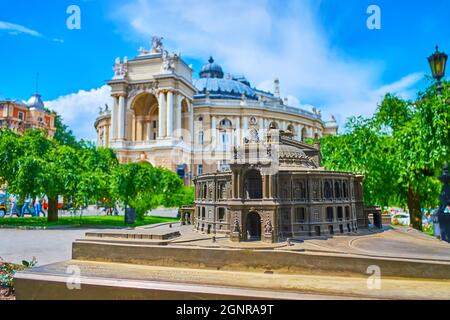 Il parco verde panoramico in Piazza del Teatro (Teatralna Ploshcha) con Teatro dell'Opera e del Balletto e il suo piccolo modello in primo piano, Odessa, Ucraina Foto Stock