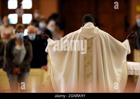 Chiesa di San Giuseppe des Fins. Messa cattolica. Celebrazione eucaristica. Annecy. Francia. Foto Stock