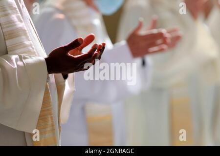 Chiesa di Saint Maurice. Giovedì Santo. Santa Messa di Crismo preghiera nostro padre. Primo piano a portata di mano. Annecy. Francia. Foto Stock