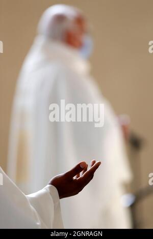 Chiesa di Saint Maurice. Giovedì Santo. Santa Messa di Crismo preghiera nostro padre. Primo piano a portata di mano. Annecy. Francia. Foto Stock