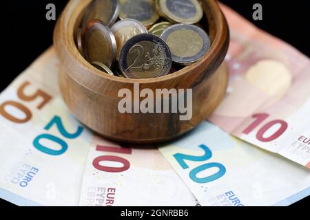 Monete e banconote.Euro. Business banking e idea di concetto finanziario. Concetto di rete globale di business banking. Foto Stock