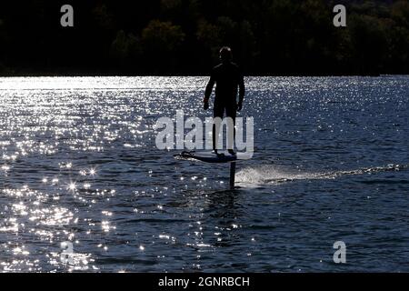 Lago Passy nelle Alpi francesi. Aliscafo elettrico su acqua. Passy. Francia. Foto Stock