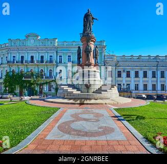 Il monumento ai fondatori di Odessa, sormontato con la statua di Caterina la Grande, situato in Piazza Ekaterinininskaya (Piazza di Caterina), con il monogramma e di Foto Stock