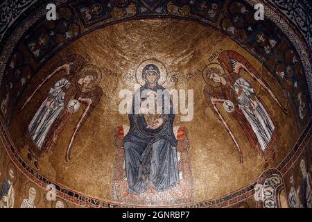 Cattedrale di Trieste. Il mosaico della Madonna tra Arcangeli riempie la cupola sopra l'altare maggiore. Foto Stock