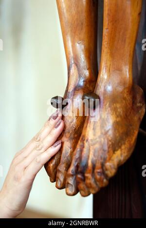 San Giacomo Apostolo. Statua di Gesù Cristo. La crocifissione. Primo piano sui piedi. Foto Stock