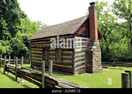Capanno di tronchi situato a Olney, Md. Rappresentante di contadino inquilino o alloggio schiavo. Costruito nel 1860 da come parte della Oakley Farm. Foto Stock