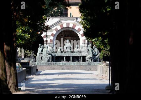 Cimitero monumentale. Tomba di Campari di Giannino Castiglioni. L'ultima cena, Gesù spezzando il pane. Bronzo. Milano. Italia. Foto Stock