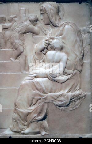 Madonna delle scale. Marmo, 1490. Michelangelo Buonarroti. Genova. Italia. Foto Stock