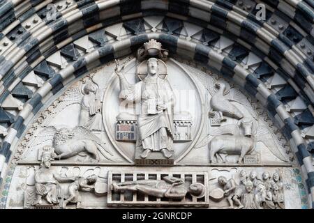 Cattedrale di Genova, Cattedrale di San Lorenzo. Timpano. Tetramorph. Benedizione di Cristo con i 4 simboli evangelisti. Genova. Italia. Foto Stock