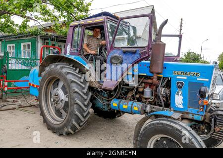 Operatore meccanico e agricolo, cliente di un istituto di microfinanza, a Elizavetovca, Moldavia. Foto Stock