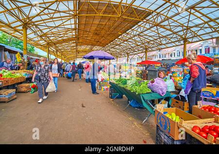 ODESSA, UCRAINA - 18 giugno 2021: Gli agricoltori locali vendono verdura e frutta fresca nel mercato di Pryvoz, il 18 giugno a Odessa Foto Stock