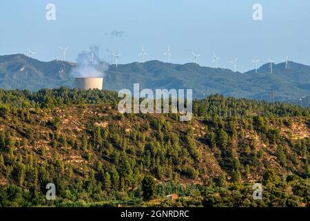 Energia verde vs energia nucleare. Asco Nueclear centrale e mulini a vento nelle montagne vicine Tarragona Catalogna Spagna mulini a vento, enery electrici Foto Stock