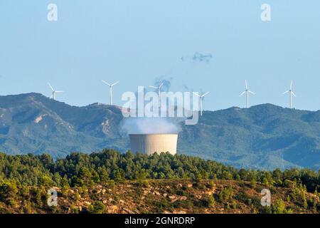 Energia verde vs energia nucleare. Asco Nueclear centrale e mulini a vento nelle montagne vicine Tarragona Catalogna Spagna mulini a vento, enery electrici Foto Stock