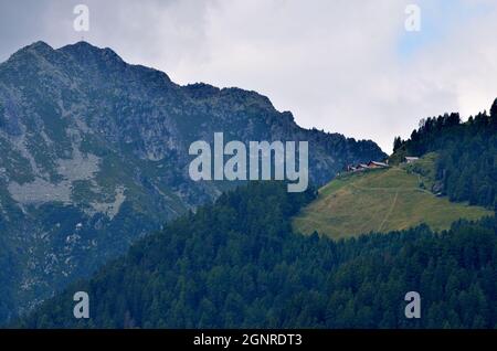 Capanne ad alta quota, a 2000 metri, di fronte alle creste del monte Rammelstein, alto 2483 metri Foto Stock