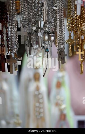 Santuario di Fatima. Negozio di souvenir con perle di rosario e medaglie religiose. Portogallo. Foto Stock