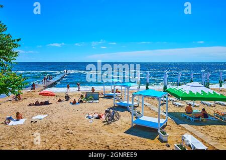 ODESSA, UCRAINA - 18 giugno 2021: I letti estivi e i parasole di Otrada Beach sulla costa del Mar Nero, il 18 giugno a Odessa Foto Stock