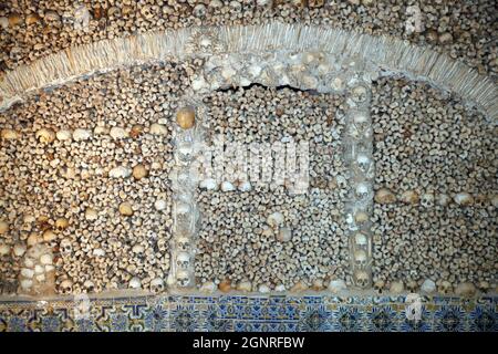 Cappella di Bones, Chiesa reale di San Francesco. Evora. Portogallo. Foto Stock