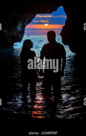 Alba all'interno di Cova del Llop Marí a Hospitalet de l'Infant Vandellòs Costa Dorada Tarragona Catalonia Spagna è una grotta sulla costa dove una spiaggia Foto Stock