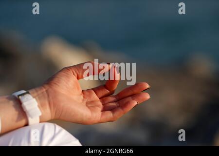 Primo piano mano di giovane donna pratica meditazione in posizione lotus. Yoga. Foto Stock