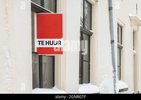 Segno olandese con il testo 'in affitto' su una vecchia casa durante l'inverno a Doesburg, Paesi Bassi Foto Stock