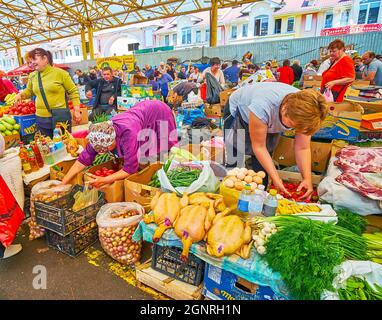 ODESSA, UCRAINA - 18 giugno 2021: Gli agricoltori della regione di Odessa vendono i prodotti agricoli nel mercato di Pryvoz, il 18 giugno a Odessa Foto Stock